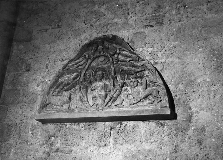 Tympan : Christ de majesté entouré des symboles des quatre Evangélistes, pierre sculptée en bas-relief