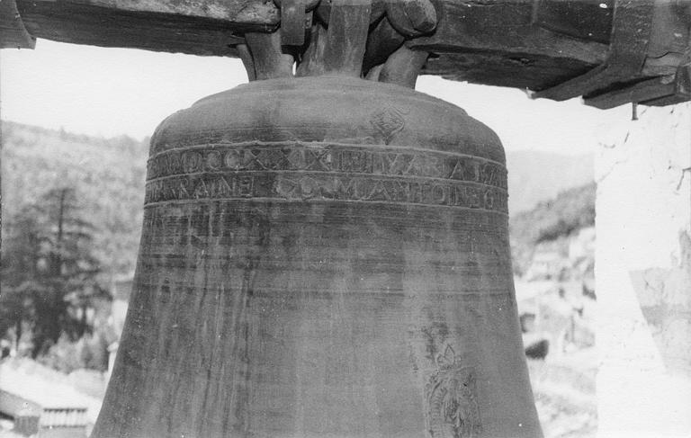 Cloche : personnage dans une mandorle, inscription, datée de 1734, bronze (détail)