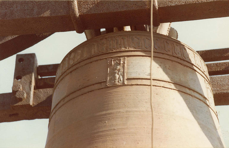 Cloche : petit demi-relief représentant la Vierge à l'Enfant sous un dais architecturé, bronze (détail)