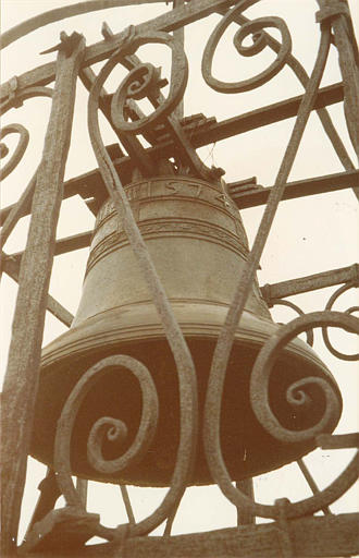 Cloche : décorée d'une frise de rinceaux végétaux, inscription, datée de 1857, bronze - © Ministère de la Culture (France), Médiathèque du patrimoine et de la photographie (objets mobiliers), tous droits réservés