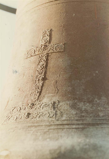 Cloche : détail du décor de croix ornée de rinceau, bronze (détail) - © Ministère de la Culture (France), Médiathèque du patrimoine et de la photographie (objets mobiliers), tous droits réservés
