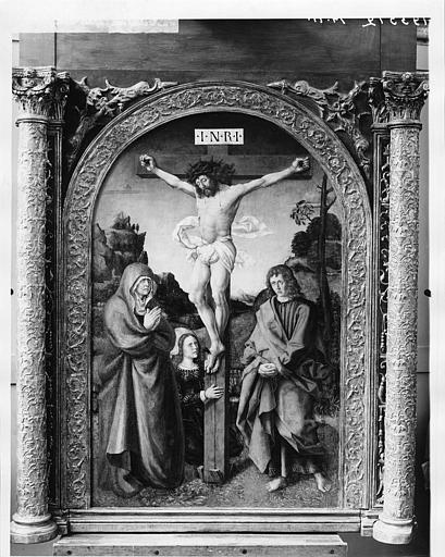 Retable , tableau : 'La crucifixion', huile sur toile, cintré, cerné par un cadre sculpté de rinceaux (détail)