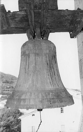 Cloche : décor de croix ornée de rinceaux, inscription, datée de 1693, bronze