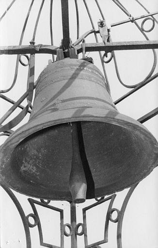 Cloche : décor de frise de rinceaux et de palmettes, inscription, datée de 1758, bronze