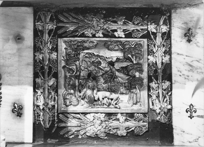 Bas-relief : 'Le sacrifice d'Isaac', bois sculpté, peint doré - © Ministère de la Culture (France), Médiathèque du patrimoine et de la photographie (objets mobiliers), tous droits réservés