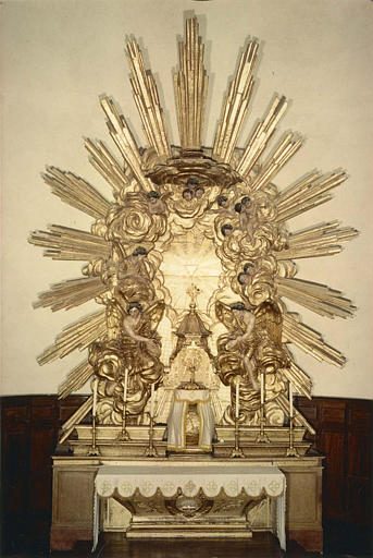 Autel, tabernacle, exposition, retable (autel majeur) : retable sculpté en haut et bas-relief d'anges et chérubins parmi des nuées rayonnantes - © Ministère de la Culture (France), Médiathèque du patrimoine et de la photographie (objets mobiliers), tous droits réservés