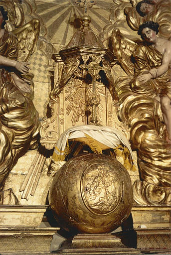 Tabernacle, exposition (autel majeur) : tabernacle en forme de globe sculpté d'une scène en bas-relief et surmonté d'une exposition, bois sculpté, doré (détail) - © Ministère de la Culture (France), Médiathèque du patrimoine et de la photographie (objets mobiliers), tous droits réservés