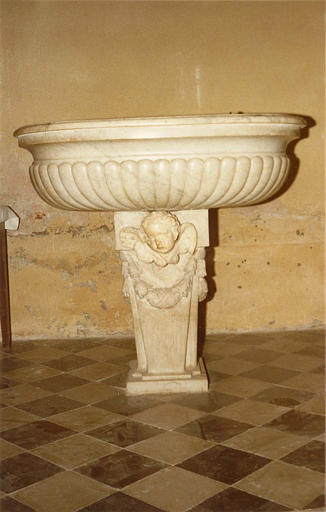 Fonts baptismaux : cuve sculptée de godrons supportée par un pied gaine orné d'un chérubin et d'une guirlande de laurier, marbre sculpté - © Ministère de la Culture (France), Médiathèque du patrimoine et de la photographie (objets mobiliers), tous droits réservés