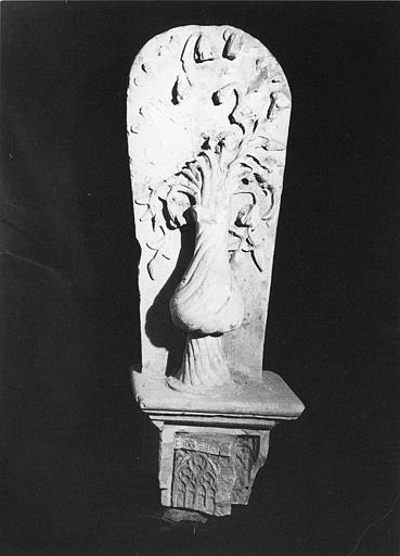 Haut-relief : vase godronné garni de fleurs en bourgeon, pierre sculptée - © Ministère de la Culture (France), Médiathèque du patrimoine et de la photographie (objets mobiliers), tous droits réservés