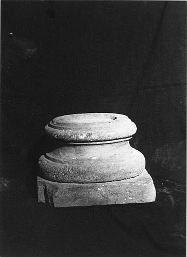 Base : base de colonne sculptée de moulures, pierre - © Ministère de la Culture (France), Médiathèque du patrimoine et de la photographie (objets mobiliers), tous droits réservés