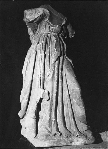 Statue : fragment, tête et bras manquants, le corps porte un vêtement féminin avec une ceinture terminée par des glands, pierre sculptée - © Ministère de la Culture (France), Médiathèque du patrimoine et de la photographie (objets mobiliers), tous droits réservés