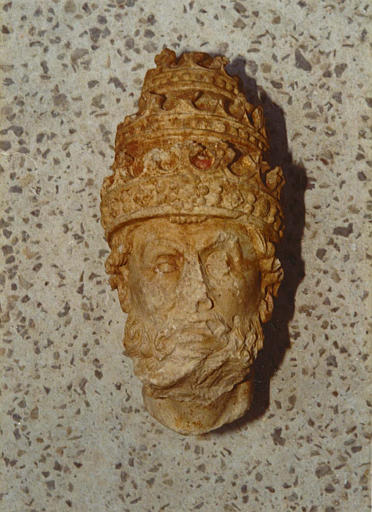 Statue : fragment, tête de pape, barbu, pierre sculptée, traces de polychromie (face) - © Ministère de la Culture (France), Médiathèque du patrimoine et de la photographie (objets mobiliers), tous droits réservés