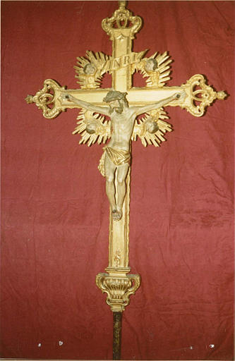 Croix de procession : Christ en croix couronné d'épines et entouré de quatre chérubins, bois sculpté, peint, doré - © Ministère de la Culture (France), Médiathèque du patrimoine et de la photographie (objets mobiliers), tous droits réservés