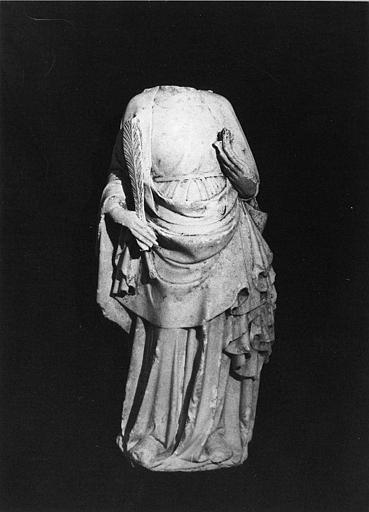 Statue : fragment, sainte Catherine (?), tête manquante et attribut cassé, pierre sculptée - © Ministère de la Culture (France), Médiathèque du patrimoine et de la photographie (objets mobiliers), tous droits réservés