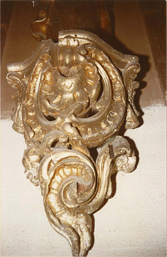 Console : élément d'applique servant de socle à une statue, bois sculpté d'un motif de rocaille, volutes, et doré - © Ministère de la Culture (France), Médiathèque du patrimoine et de la photographie (objets mobiliers), tous droits réservés