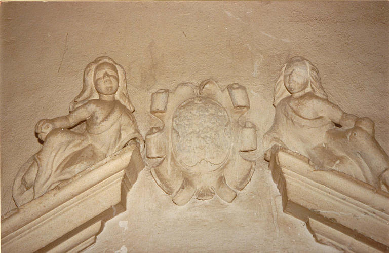 Décor d'architecture (armoire à reliquaire) : deux personnages et un cartouche placés au sommet du fronton de l'armoire à reliquaire, pierre sculptée - © Ministère de la Culture (France), Médiathèque du patrimoine et de la photographie (objets mobiliers), tous droits réservés