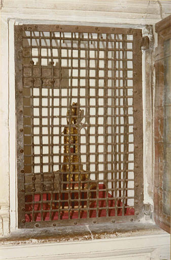 Porte (grille, armoire à reliquaire) : porte grillagée en fer forgé servant de protection à la relique