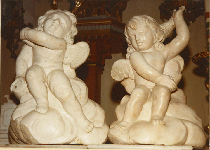 Statues (2) : paire d'angelots assis sur des nuées, marbre sculpté - © Ministère de la Culture (France), Médiathèque du patrimoine et de la photographie (objets mobiliers), tous droits réservés