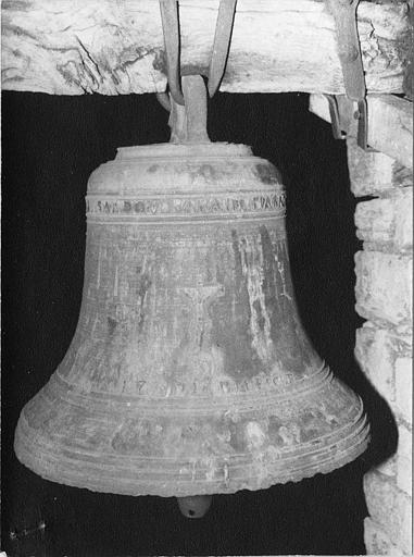 Cloche : décorée d'un crucifix en relief, inscription, datée de 1752, bronze