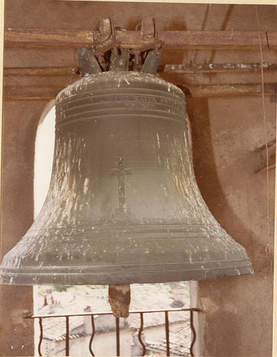 Cloche : décorée d'une croix ornée de rinceaux, inscription, datée de 1783, bronze