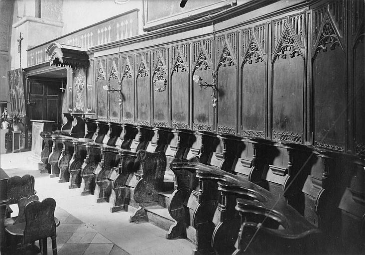 Stalles : ensemble de stalles en bois sculpté de colonnettes et aux dossiers ornés d'un décor architecturé