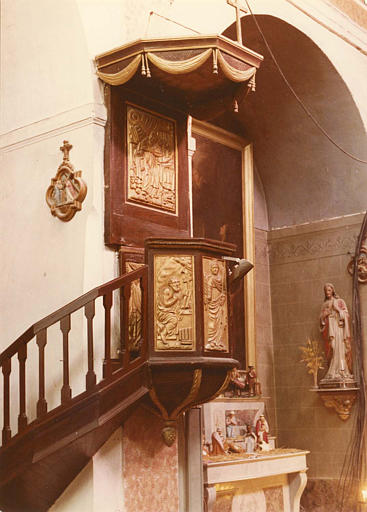 Chaire à prêcher : tribune et dorsal orné de panneaux sculptés en bas-relief de saints personnages