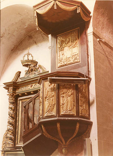 Chaire à prêcher : tribune et dorsal orné de panneaux sculptés en bas-relief de saints personnages (vue rapprochée)