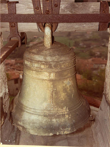 Cloche en bronze décorée d'une croix ornée de rinceaux, d'un personnage en relief et d'une inscription, datée de 1645