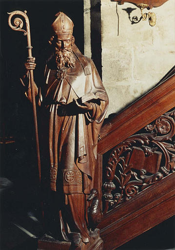 Chaire à prêcher, statue: 'Saint Martin', et son oie, placée au pied de l'escalier gauche, bois sculpté