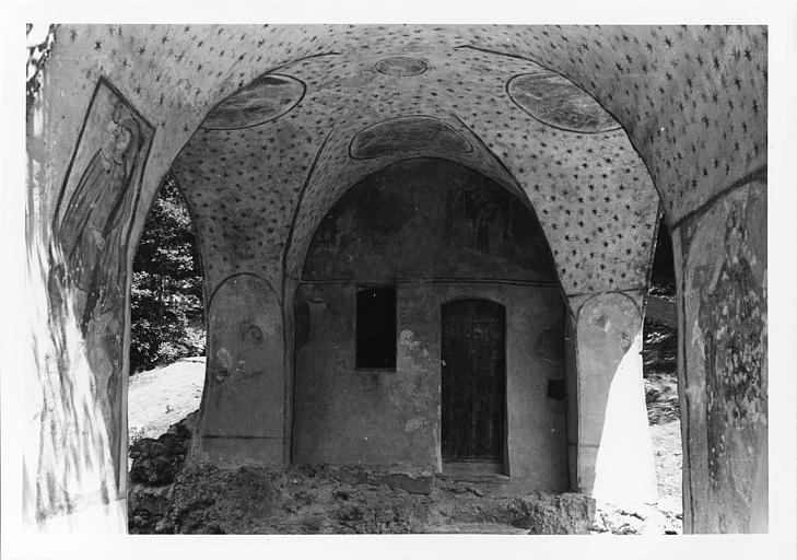 Porche ; peinture monumentale : voûte étoilée, médaillons, niches, sur la gauche on distingue saint Christophe