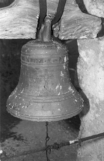 Cloche en bronze décorée d'une croix ornée de rinceaux végétaux et d'une inscription, datée de 1664