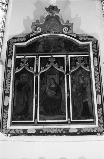 Triptyque : la Vierge et l'Enfant, encadrés par deux saints, l'ensemble est surmonté par l'Annonciation, panneau peint et huile sur toile, cadre en bois sculpté et peint - © Ministère de la Culture (France), Médiathèque du patrimoine et de la photographie (objets mobiliers), tous droits réservés