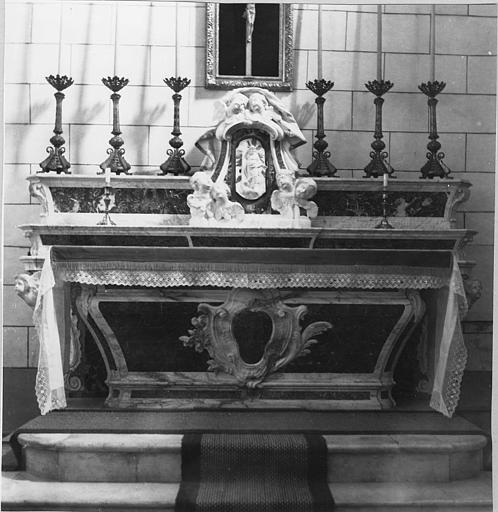 Autel, gradin d'autel, tabernacle : autel galbé sculpté d'un cartouche et de moulures, tabernacle sculpté de chérubins émergeant d'une draperie, la porte est sculptée en bas-relief du Christ ressuscité, marbre polychrome - © Ministère de la Culture (France), Médiathèque du patrimoine et de la photographie (objets mobiliers), tous droits réservés