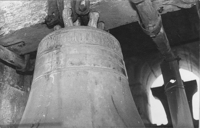 Cloche en bronze ornée de personnages en relief et d'une inscription, datée de 1488 (détail)