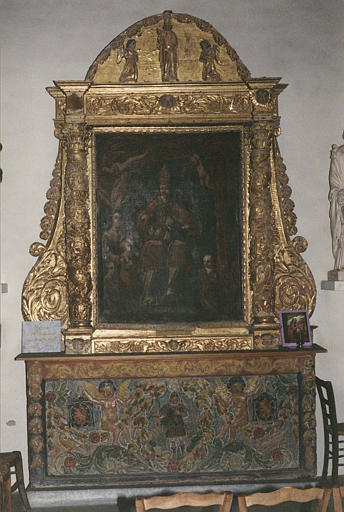 Autel, retable, tableau : 'Saint Quinis', retable architecturé à fronton sculpté en bas-relief d'une effigie du saint et de deux anges, autel peint d'angelots tenant des armoiries