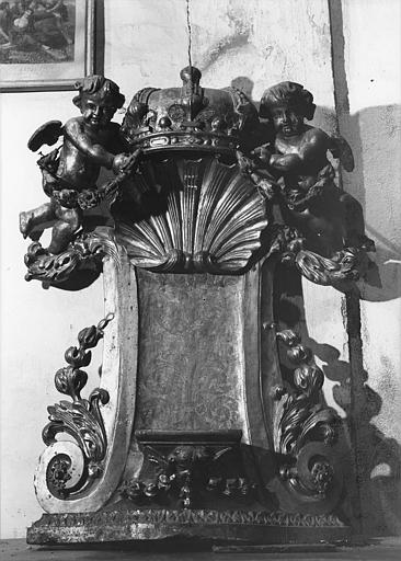 Thabor en bois sculpté d'une couronne tenue par deux angelots et d'une coquille, motifs végétaux - © Ministère de la Culture (France), Médiathèque du patrimoine et de la photographie (objets mobiliers), tous droits réservés