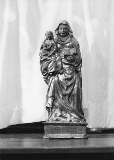 Groupe sculpté : 'La Sainte Filiation', sainte Anne assise, tenant sur son bras la Vierge, qui elle-même porte son fils, bois sculpté, doré - © Ministère de la Culture (France), Médiathèque du patrimoine et de la photographie (objets mobiliers), tous droits réservés