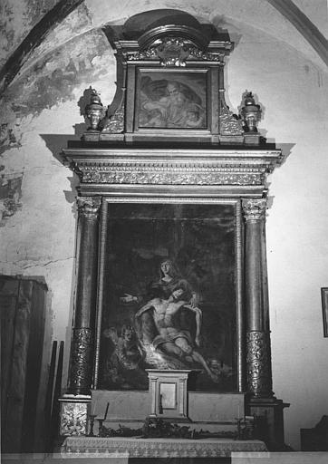 Retable, tableaux (2) : 'Vierge de Pitié', 'Dieu le Père', retable architecturé en bois sculpté et doré - © Ministère de la Culture (France), Médiathèque du patrimoine et de la photographie (objets mobiliers), tous droits réservés
