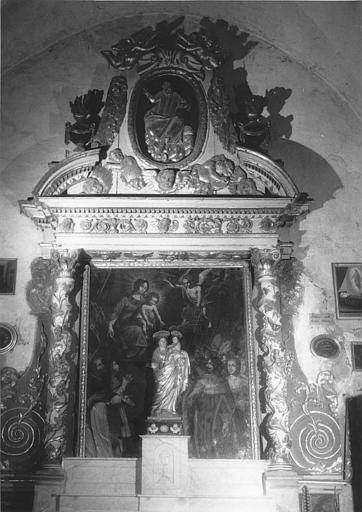 Retable, tableau, bas-relief : 'La Vierge donnant le rosaire à saint Dominique et sainte Catherine en présence de Louis XIII et de sa suite', retable architecturé sculpté d'angelots - © Ministère de la Culture (France), Médiathèque du patrimoine et de la photographie (objets mobiliers), tous droits réservés