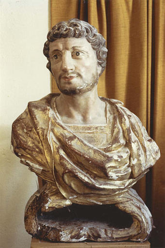 Buste-reliquaire : saint personnage aux cheveux courts et frisés, barbu, bois sculpté, doré, socle abimé - © Ministère de la Culture (France), Médiathèque du patrimoine et de la photographie (objets mobiliers), tous droits réservés