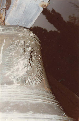 Cloche en bronze, détail d'une Vierge à l'Enfant en relief, 1730