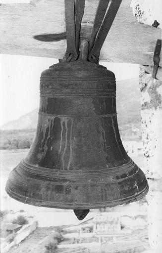 Cloche en bronze à décor de croix ornée de rinceaux, inscription, 1633