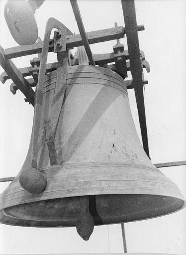 Cloche en bronze datée de 1784