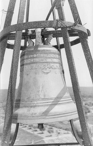 Cloche en bronze à décor de rinceaux et guirlandes de feuillages, inscription, 1782
