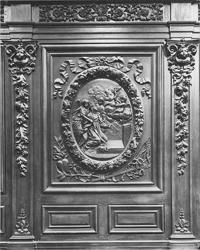 Stalle : détail d'un médaillon sculpté en bas-relief de sainte Catherine de Sienne en extase, soutenue par des anges, bois sculpté