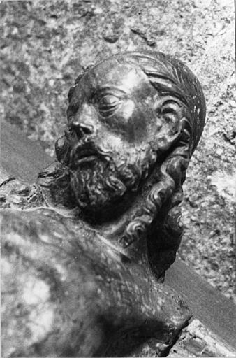 Statue : 'Christ en croix', détail du visage, bois sculpté - © Ministère de la Culture (France), Médiathèque du patrimoine et de la photographie (objets mobiliers), tous droits réservés