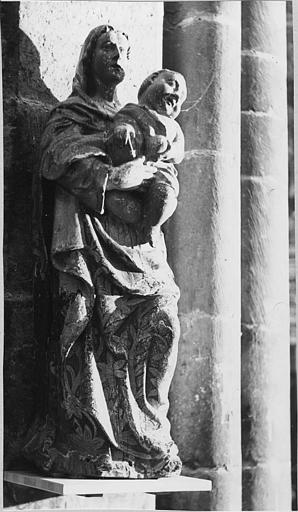 Groupe sculpté : 'Vierge à l'Enfant', bois sculpté, traces de polychromie et de dorure - © Ministère de la Culture (France), Médiathèque du patrimoine et de la photographie (objets mobiliers), tous droits réservés