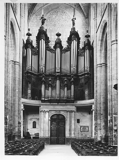 Buffet d'orgue : bois sculpté de volutes et éléments végétaux, pots à feu, vases de fruits et surmonté de deux statues