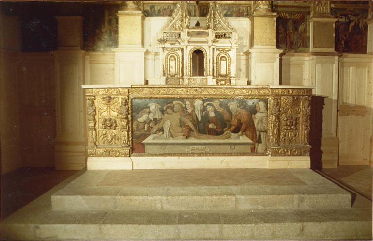 Autel, tabernacle, antependium : 'La mise au tombeau', panneau peint, autel à décor de fruits et anges termes, tabernacle architecturé ; en cours de restauration