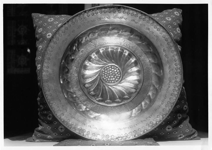 Plat de quête en cuivre orné de godrons travaillés au repoussé et de plusieurs frises à divers motifs